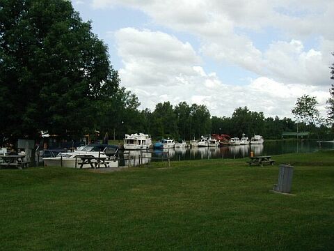 Trek boats stop for picnic lunch