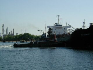 Tug assisting oil carrier in Philadelphia area