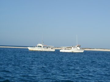 2005-01-07 38 Two fishing boats tied stern to