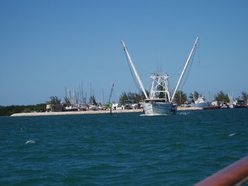 2005-01-10 05 Fishing trawler leaving Robbies boat yard area