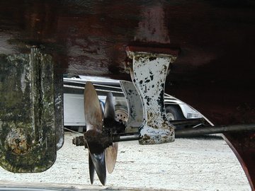 2005-01-12 05 Sanderling haulout prop and shaft