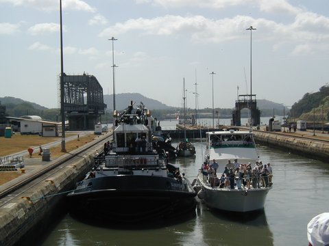 Miraflores Locks - lock water up