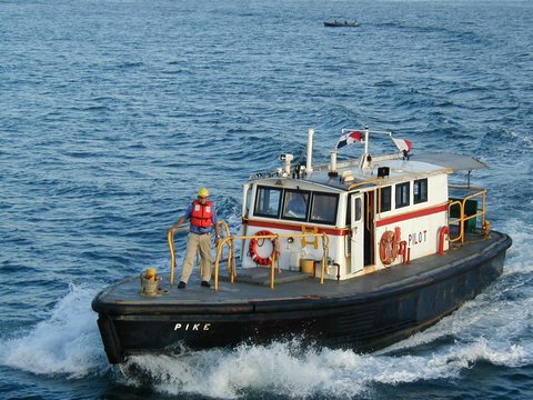 Pilot boat comes alongside to take pilot aboard